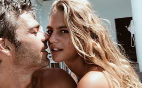 «io e te, diventiamo tre», scrive lui mentre con uno stetoscopio ascolta il pancino della sua dolce metà. Luca Argentero E Cristina Marino La Storia D Amore In 20 Foto