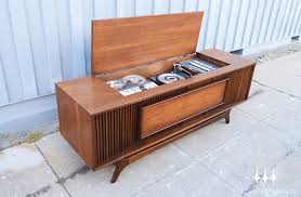 This gorgeous turntable is designed with the wood panels and sleek silver buttons of classic electronics, but it's outfitted with today's features. Pin On Consola
