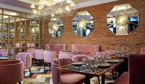 Los dos postes que se apoyaran contra la pared estarán formados cada uno por. Decoracion De Restaurantes Bares Y Terrazas Decorados Con Gusto Y A La Ultima