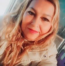 Un día el burro de un campesino se cayo en un pozo.. El animal lloró  fuertemente por horas, mientras el campesino trataba de buscar algo que  hacer.. Finalmente, el campesino decidió que