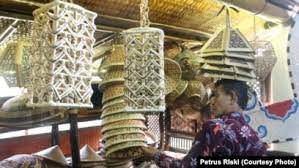 Untuk bahan baku sebenarnya semua jenis tanaman bambu bisa untuk membuat produk kerajinan, tetapi produksi gambar menggunakan tanaman bambu (gigantochloa. Kerajinan Bambu Trenggalek Dari Sesuatu Tak Berguna Jadi Berkualitas Ekspor