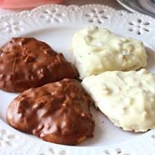 sutlu ve beyaz cikolatali kalp kurabiyeler sevenler cift tiklasin findikli kalpli kurabiye malzemeler 150 gr oda sicakliginda food recipes desserts