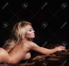 Sensual Foto Der Schönen Nackte Blonde Frau Im Bett. Mädchen Liegen,  Entspannen. Nackten Körper. Lizenzfreie Fotos, Bilder Und Stock Fotografie.  Image 51889069.