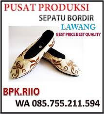 Kami merupakan produsen sepatu yang berpengalaman memproduksi sepatu dalam quantity kecil maupun besar. 085755211594 Produsen Sepatu Bordir Produsen Sepatu Bordir Pandaan Produsen Sepatu Bordir Bangil Sepatu Anak Sepatu Wanita Sepatu
