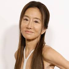 La diseñadora Vera Wang deslumbra a los 75 años mostrando brazos y  abdominales fuertes con un arriesgado vestido