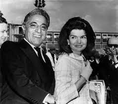 A social justice icon, a movie star, or a celebrated artist. Jackie Kennedy Onassis Ein Leben Zwischen Glanz Und Tragik Stern De