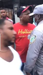 Dos hombres desafían a Policía