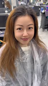 白頭髮不但顯老態 會令面色憔悴 還影響個人心情==========================, 📲 預約 WhatsApp/  查詢：63722553, 💇‍♀️ Roy Lee Hair 尖沙咀髮型設計, 📌 專業高汁服務 ✨, ✅ 根據面形、穿搭、氣質打造專屬髮型, ✅  無硬銷、透明收費、先報價後服務, ✅ 獨家Highlight｜氛圍感瀏海