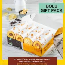 Sudah lama banget ngga makan bolu gulung meranti, dulu waktu masih tinggal di batu sering sekali dapet oleh2 dari temen suami yg sering terbang ke medan. Bolu Meranti Medan Bolu Gulung Meranti Gift Pack Isi 4 Meranti Bolu Meranti Bolu Medan Rp120 000