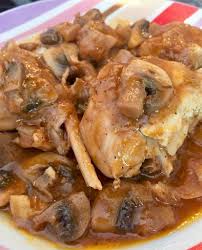Un plato similar a un. La Cocina De Merche Borjas Y Sus Recetas Conejo En Salsa Con Champinones