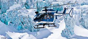 2 officiers, 2 secrétaires, 3 maître chiens secouristes, 33 secouristes et 4 gendarmes adjoints volontaires. Helicopteres Pghm Chamonix Com