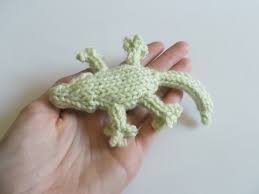 Discover free knitting patterns for socks, accessories, toys, hats, mittens, home décor and more. Free Pattern Fridays Gecko Lizards From The Needles Of Drfrankknits