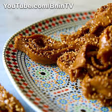 الشباكية أو المخرقة اكتشفوا الوصفة على القناة الرسمية Bnin Tv Chebbakia Chebakia Mkharqa Ramadanfood Ramadanrecipes Moroccanfood Food Breakfast Waffles