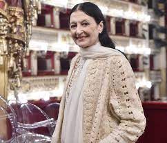 La danzatrice, nota in tutto il mondo, nasce a milano, 20 agosto 1936. Carla Fracci Eta Altezza Peso Origini Il Marito Regista Il Figlio Della Divina