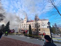 Un incendiu a izbucnit, sâmbătă dimineaţă, la acoperişul palatului administrativ din suceava, pompierii intervenind cu mai multe autospeciale. E5hd7i E Ljo6m