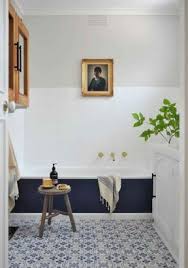 Cette saison, le bois dans la salle de bains s'impose comme l'une des tendances de l'année. Salle De Bains 10 Idees Pour L Agrandir Grace Aux Couleurs