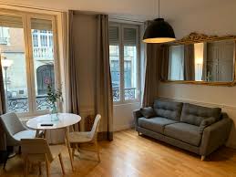 Chambre sur cour et salon sur rue en sens unique peu passante au 1er etage dune petite residence confortable integralement meuble et equipe meme prix pour 1 2 3 ou 4 personnes clic clac dans le salon un accueil personnalise et appartement t2 a vendre st raphael valescure 40 m2 219 000. Cathedrale Hyper Center Place D Erlon Gare 3 Min Apartments For Rent In Reims Grand Est France