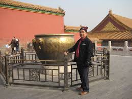 Sejak 2 julai 2011, kota larangan beijing melaksanakan sistem laluan lawatan sehala, iaitu pelancong hanya boleh masuk dari pintu wu di sebelah selatan dan keluar dari pintu shenwu di sebelah utara. Melancong Ke Beijing China Asubja Wordpress Com