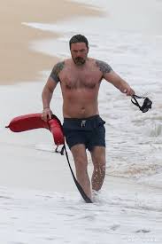 Charlie Hunnam Ben Affleck Shirtless Hawaii Pictures Literally Just 200 Photos Of Shirtless Charlie Ben Oscar And Garrett Having A Blast On The Beach Back Tattoo Tattoo Removal Cost Ben Affleck