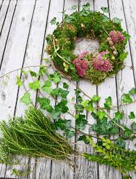 Diy Mooskranz Einfach Selbstgemacht Und Frisch Aus Der Natur Mrs Greenery Mooskranz Herbst Dekoration Pflanzen