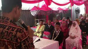 Semua ini melambangkan agar kedua mempelai agar selalu menegakkan tiang agama yaitu salat. Prosesi Penerimaan Pengantin Pria Oleh Mempelai Wanita Sambutan Dan Seserahan Youtube