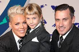Pink and willow sage hart perform at 2021 billboard music awards. Pink S Daughter Willow Receives 100 From Tooth Fairy