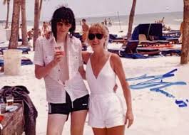 Joey Am Strand Mit Einer Frau Joey Ramone Ramones Punk Rock