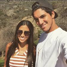 Maybe you would like to learn more about one of these? Atras Do Bicampeonato Gabriel Medina Vai Para O Havai Com A Namorada Jovem Pan