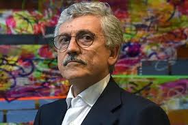 Scordati che mi conosci, ora è tardi anche se piangi È inutile che mi  angosci, mi mandi cento messaggi A cui non risponderò, oh, non ne sono più  capace Sono diventato tutto