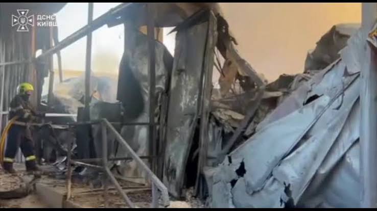 Notte di attacchi russi in Ucraina, colpita Kiev, almeno 12 morti