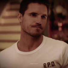 hes hot 🤷 #chrisredfield #chrisredfieldedit #residentevil #resideneviledit  #residentevilwelcometoraccooncity spc: gamescenepcks