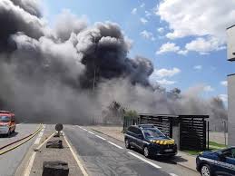 La sécurité incendie en entreprise vise à prevenir tout danger liés à un incendie dans un établissement. Impressionnant Incendie En Cours A Corbas Des Personnes Evacuees Un Ehpad Confine Actu Lyon