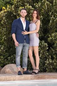 Vogliono mettere in gioco il loro amore, che è diventato sempre meno passionale. 9hbbeujs9x0ztm