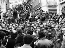 A revolução de 25 de abril, também conhecida como revolução dos cravos, foi um período da história de portugal resultante do movimento das às primeiras horas da manhã de 25 de abril de 1974, militares de vários ramos ocuparam pontos estratégicos na capital portuguesa com o objetivo. Portugal Remembers Revolution Of The Carnations Europe News And Current Affairs From Around The Continent Dw 25 04 2004