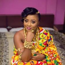 Bien le bonsoir à vous, en cette belle soirée j'aimerais partager avec vous 20 jolies modèles de robes en pagne. 100 Idees De Kita Ghaneen Tenue Mariage Traditionnel Tenue Mariage Traditionnel Africain Tenue Mariage