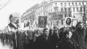 Der vietnamkrieg ist damit zu ende. Vor 50 Jahren In West Berlin Studenten Demonstrierten Gegen Den Vietnamkrieg Archiv