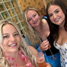 Arriving tomorrow 😀 what's the weather like at the moment? Debating if I  should bring ski coats or not.