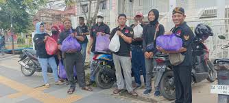 CAKRA Bagikan Makanan Siap Saji Untuk Warga Banjarmasin
