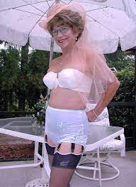 Craquez pour l'un de nos nombreux modèles de culottes fille aux motifs imprimés originaux. Patti Panty With Pink Hat Culottes Culotte Haute