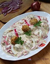 Eu o fac combinata din rosii taiate felii, cu ardei gras , castraveti si ceapa rosie. Salata De Ceapa Marinata Si Chiftelute Lecturi Si Arome