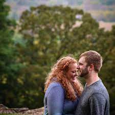 Flattering Pose Engagement Photo Shoot Plus Size Girls Engagement Pictures Poses Engagement Photoshoot Photo Poses For Couples