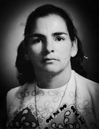 Ella era mi abuelita ,Carmen Arias Viquez,fue vendedora de lotería toda su  vida ,cuando las “ chanceras “ vendían la lotería de pie en la esquina nor-  este del mercado viejo, aún