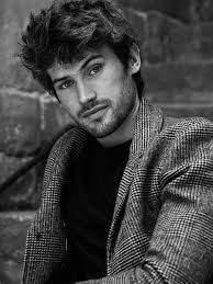 Tandis qu'un casting impressionnant se donne la réplique dans le bazar de la charité, victor meutelet s'est imposé comme le jeune acteur à suivre qui a fait ses preuves dans la série de tf1. Victor Meutelet Ce Jeune Acteur Eurelien Fait Succes Actu Chartres