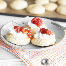 Scones Das Britische Original Mit Clotted Cream Und Marmelade Rezept Britische Rezepte Clotted Cream Englisches Essen