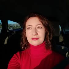 E gjetëm Ollgë! Asi i djemve. E quajnë Kostaq, por shkurt i thërrasin Koçi.  Është nipi i Melanisë së Pandeli Doracit, të Kolit të Tabakëve. Djalë i pa  rritur akoma. Ta pish