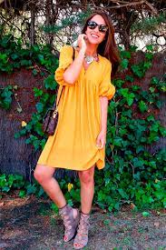 Combinar sandalias color mostaza es todo un acierto para la noche, y si es con un look totalmente negro, mucho mejor. Paula Echevarria 100 Mejores Looks Stylelovely