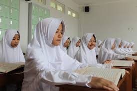 Rumah, serangan astral (sihr santet teluh tenung) maupun roh makhluk gentayangan. 7 Cara Ekstrim Agar Anak Betah Di Pesantren Panduan Terbaik