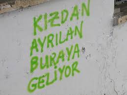 Kapi̇tali̇zm gölgesi̇ni̇ satamadiği ağaci keser kapitalizmle ilgili önemli bir tespit. Sokagin Ruhunu Yansitan 79 Duvar Yazisi Listelist Com