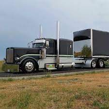 Owner Of Js Enterprises Jeff Barnes Personal Truck A Peterbilt 389 I Saw This Truck The Peterbilt Show In 2014 The Pic Custom Trucks Trucks Big Trucks