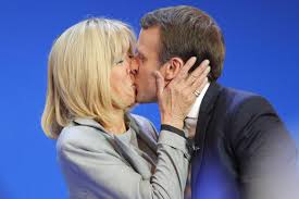 Brigitte macron saß nicht nur bei auftritten ihres mannes stets in der ersten reihe. So Verliebte Sich Emmanuel Macron Mit 15 In Seine Lehrerin Brigitte Berliner Morgenpost